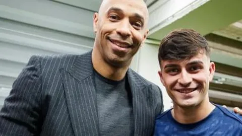 英超赛季风云再起：阿森纳领跑，曼城紧随其后，利物浦争冠路上稳扎稳打，曼联力争前五巅峰对决！